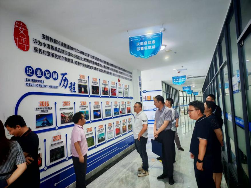 江西省工业和信息化厅软件服务业处调研组深入宜春学院大数据与人工智能现代产业学院开展专题调研